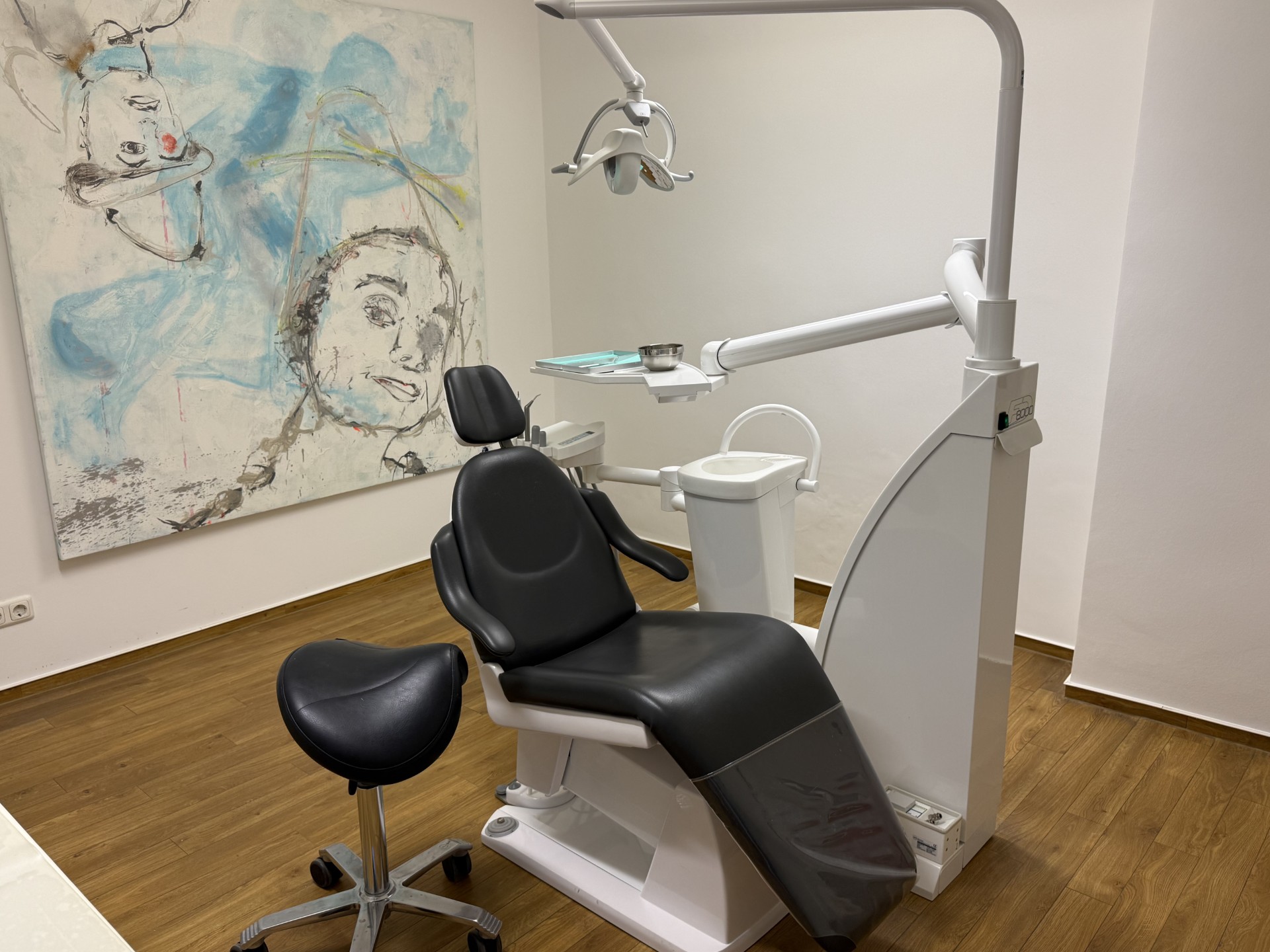 Moderner Behandlungsraum der Kieferorthopädie Krefeld-Hüls mit blauem Kunstwerk