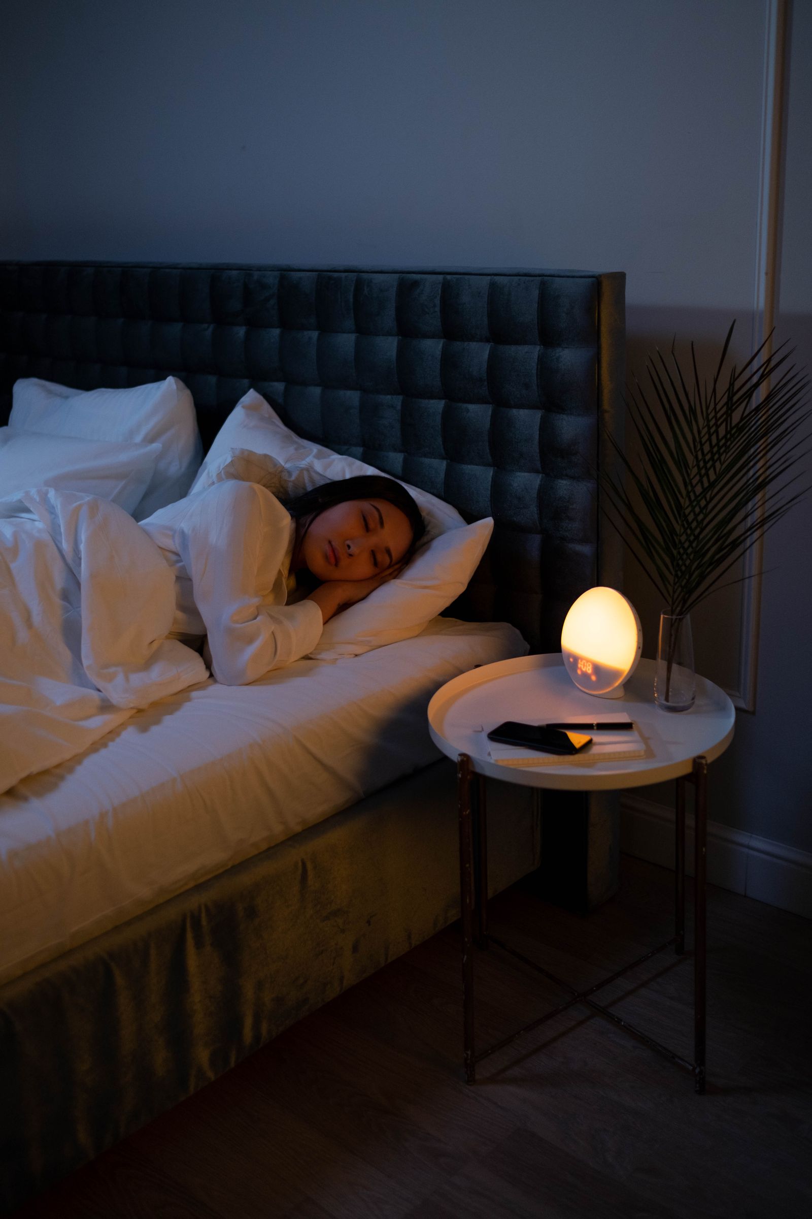 Person schläft ruhig in einem abgedunkelten Schlafzimmer