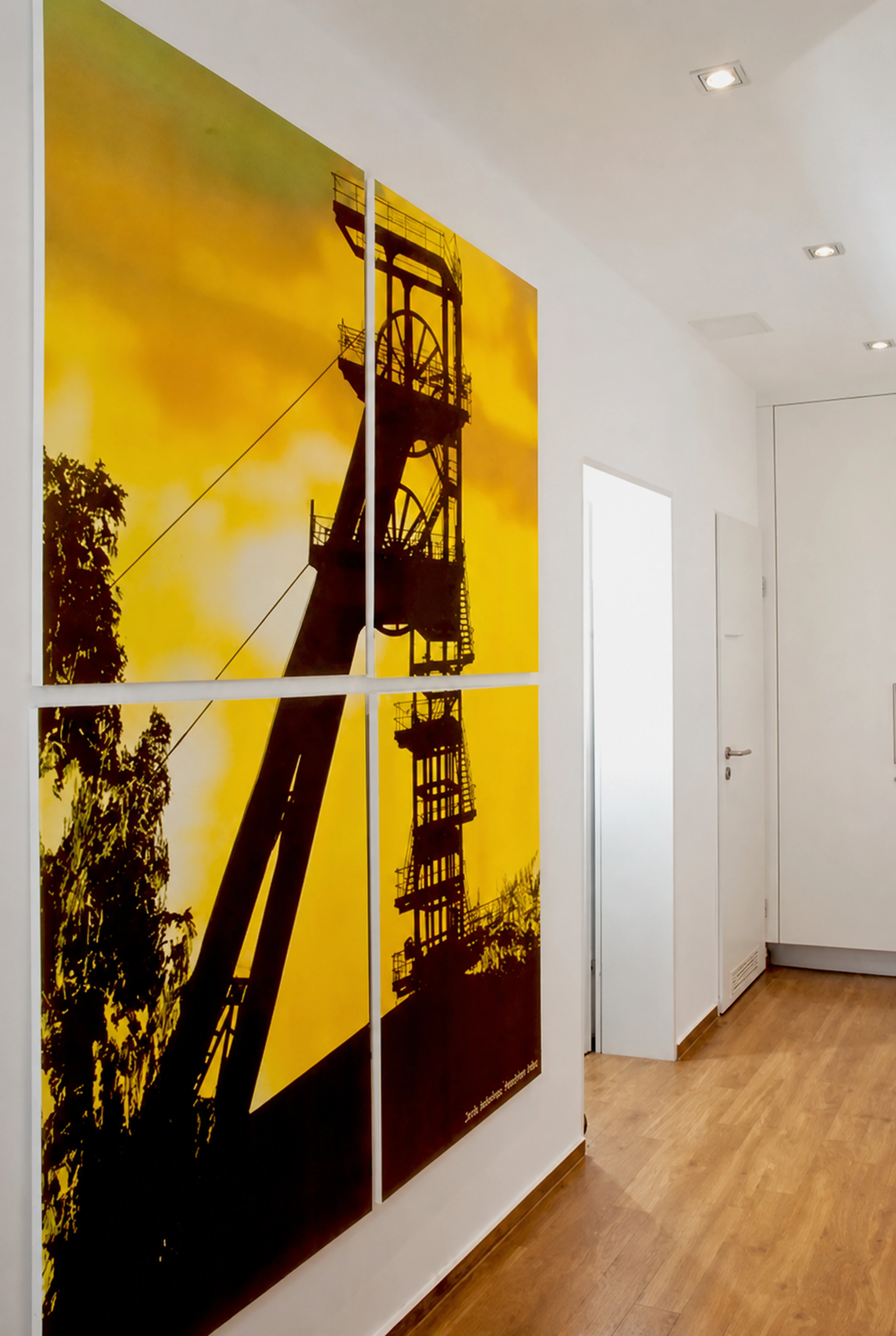 Flur der Praxis mit großformatiger Kunst an den Wänden